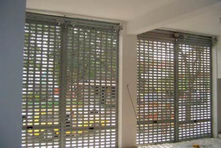Portas de Enrolar Automatizadas Vazadas
